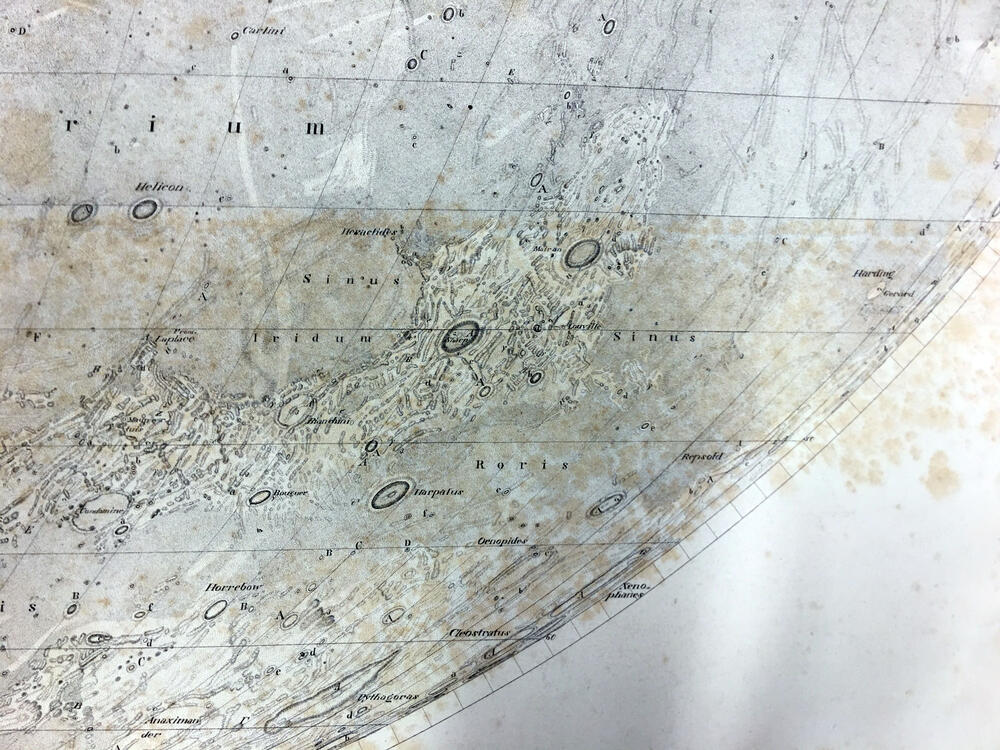 Mappa Selenographica totam Lunae hemisphaeram risibilem complectons chorratinibus propriis secundum projectionem othographicam quatuor Sectionibus constructa et delineata Suae Majestati Friderico Sexto regi daniae illustrissimo .... Guilelmo Beer et Joanne Henrico Mädler Ediio Genuina Berolini MDCCCXXXIV Ex autographico in lapudem inciduit Carolus Vogel Apud Simon Schropp et Soc