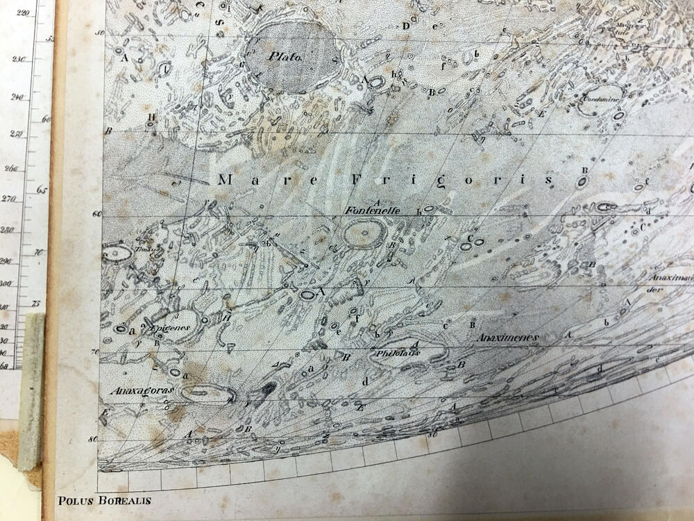 Mappa Selenographica totam Lunae hemisphaeram risibilem complectons chorratinibus propriis secundum projectionem othographicam quatuor Sectionibus constructa et delineata Suae Majestati Friderico Sexto regi daniae illustrissimo .... Guilelmo Beer et Joanne Henrico Mädler Ediio Genuina Berolini MDCCCXXXIV Ex autographico in lapudem inciduit Carolus Vogel Apud Simon Schropp et Soc